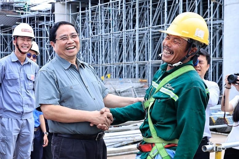 THỦ TƯỚNG CHÍNH PHỦ GHÉ THĂM, KIỂM TRA TIẾN ĐỘ, ĐỘNG VIÊN LỰC LƯỢNG THI CÔNG TẠI CÁC DỰ ÁN TRỌNG ĐIỂM PHỤC VỤ APEC 2027